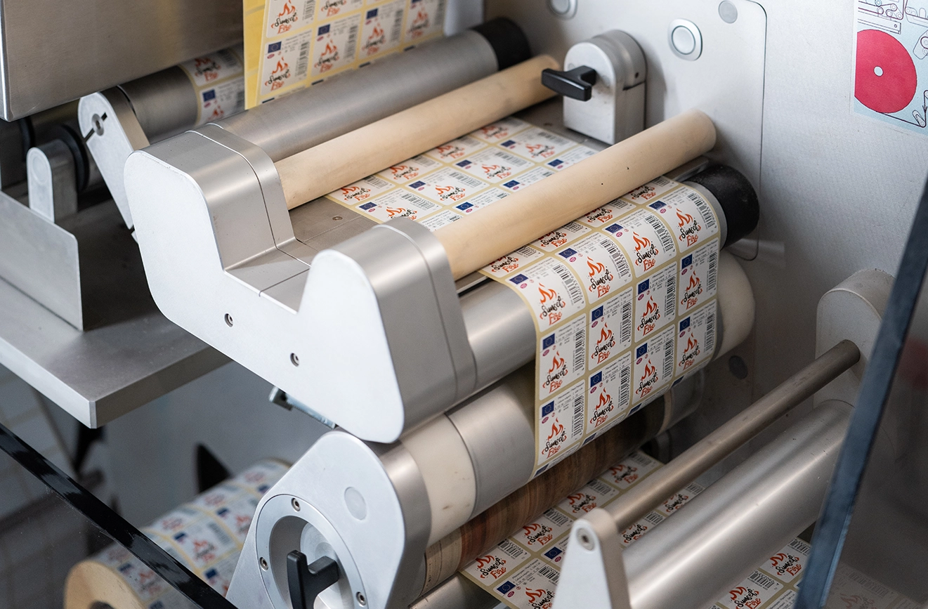 gbe-3 Gemüseetiketten in der Maschine.