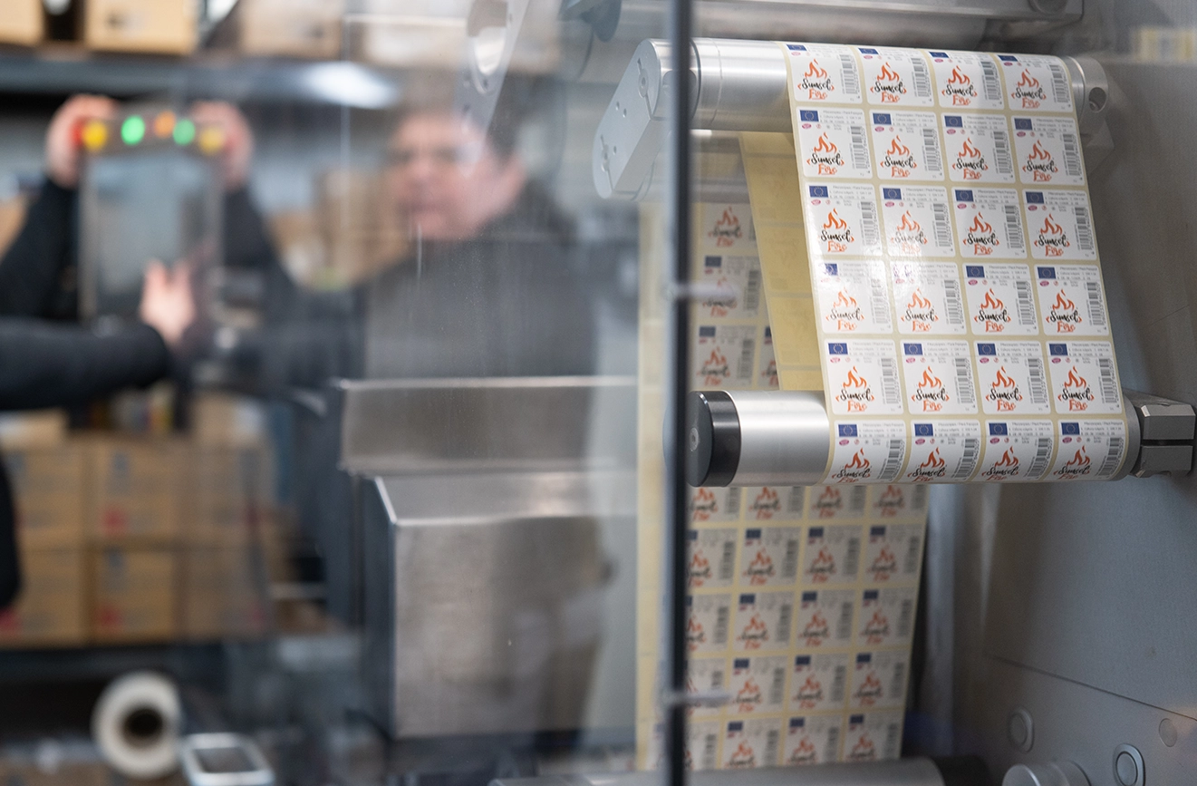 gbe-5 Industrielle Druckmaschine verarbeitet bedruckte Etiketten auf einer Produktionslinie.